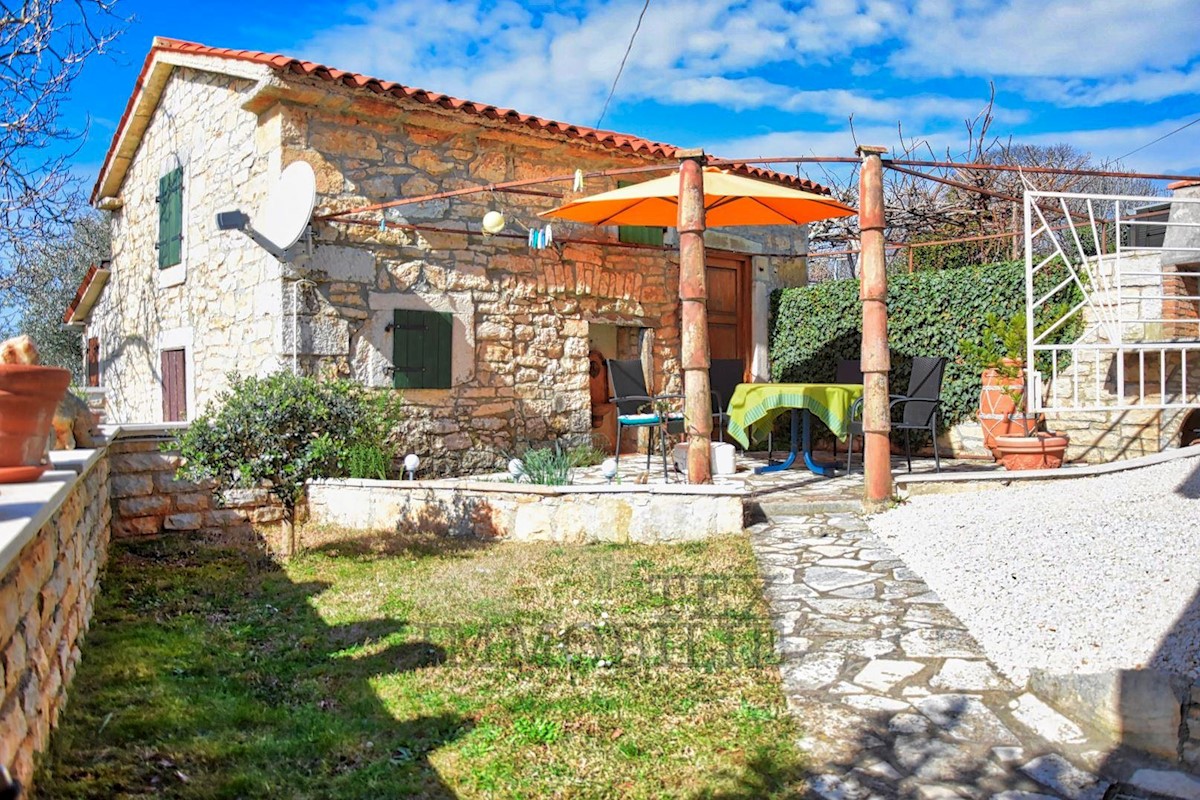 Casa in pietra nelle vicinanze di Parenzo con vista sul mare