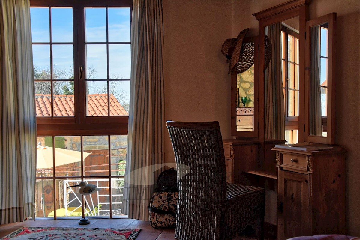 Casa in pietra nelle vicinanze di Parenzo con vista sul mare