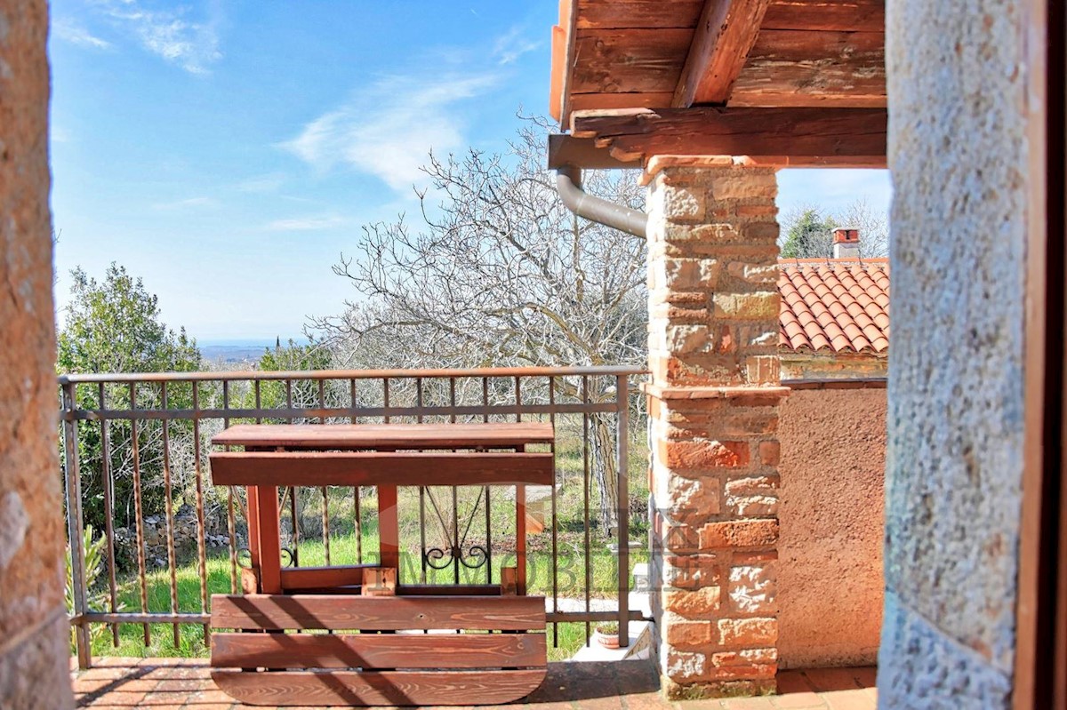 Casa in pietra nelle vicinanze di Parenzo con vista sul mare