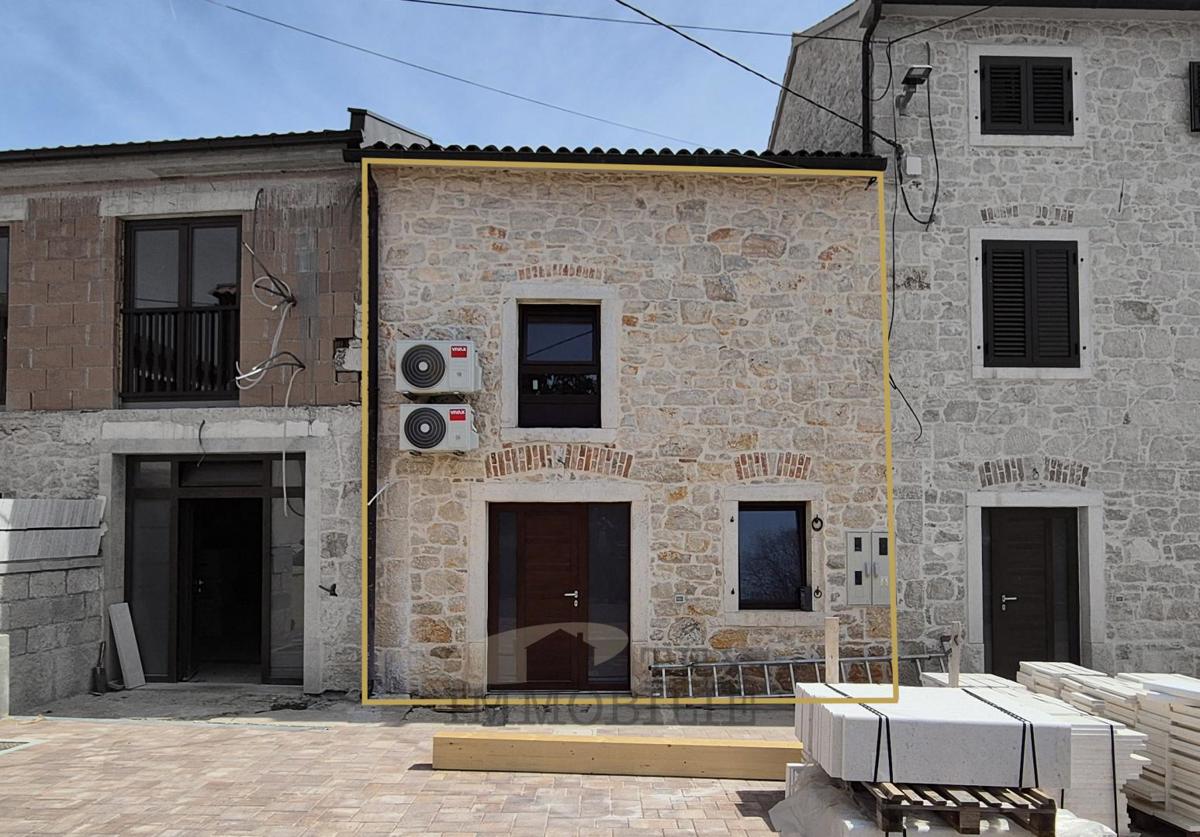 Casa a schiera in pietra con due camere da letto, 65.50m2