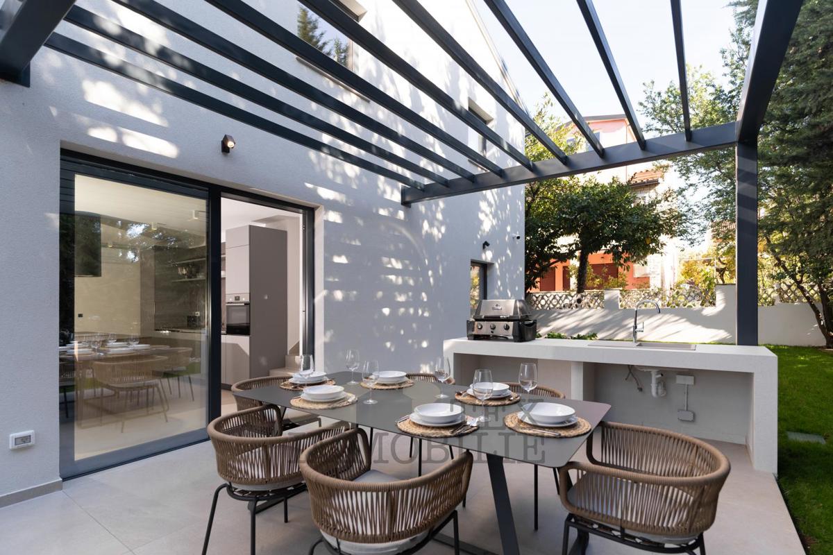 Villa di lusso con piscina a Parenzo, 683 m2