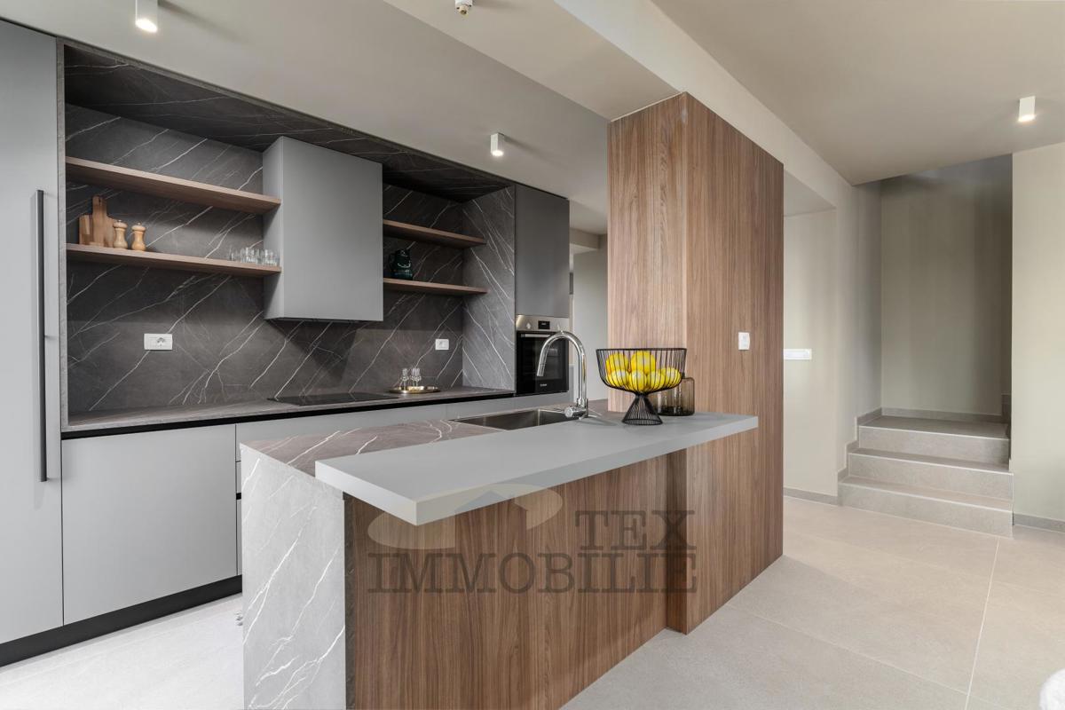 Villa di lusso con piscina a Parenzo, 683 m2