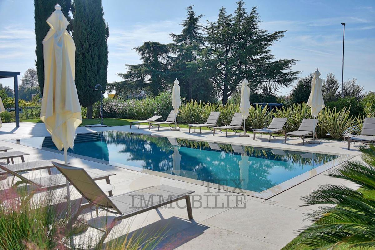 Villa di lusso con piscina a Parenzo, 683 m2
