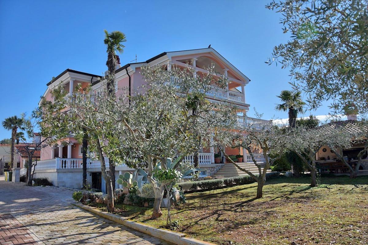 Parenzo, casa in ottima posizione con 14 unità abitative ​