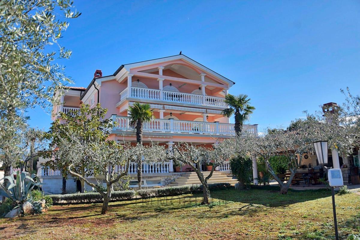 Parenzo, casa in ottima posizione con 14 unità abitative ​