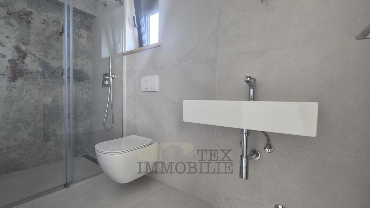 Parenzo, ampio appartamento con piscina e vista mare