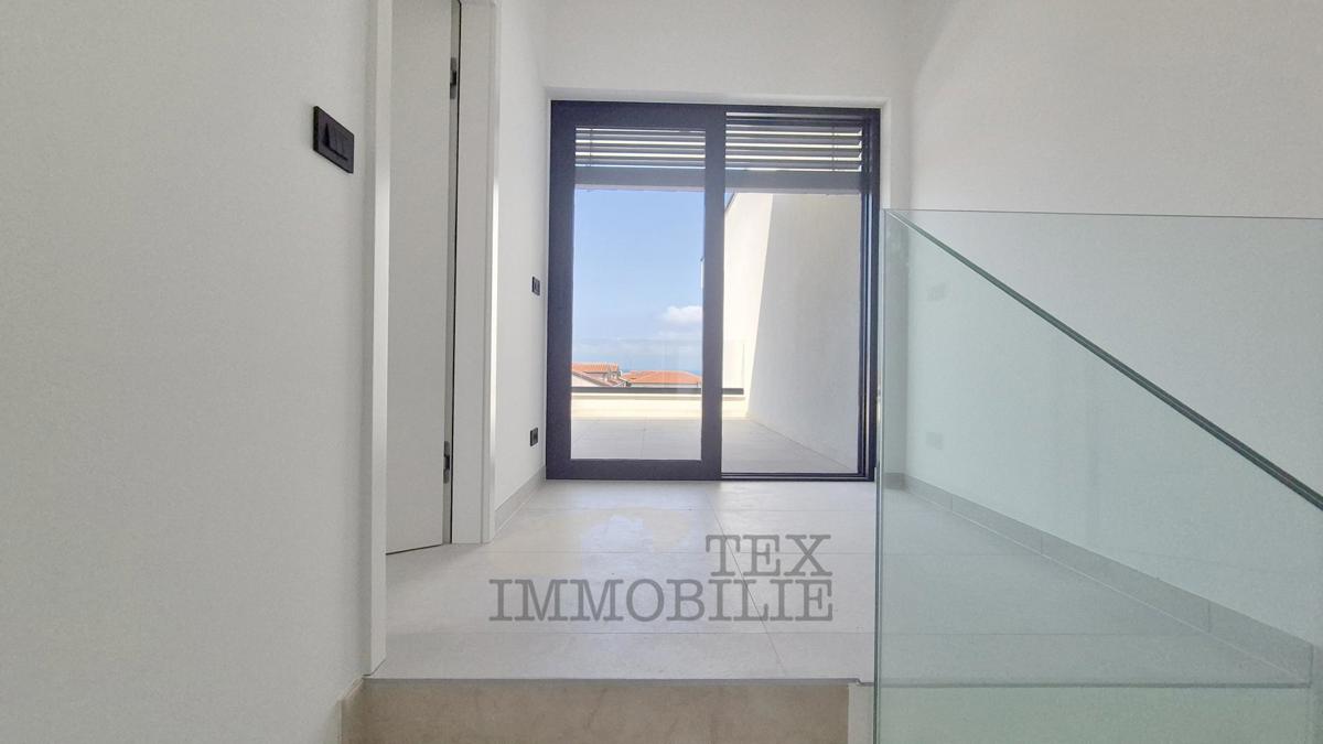 Parenzo, ampio appartamento con piscina e vista mare