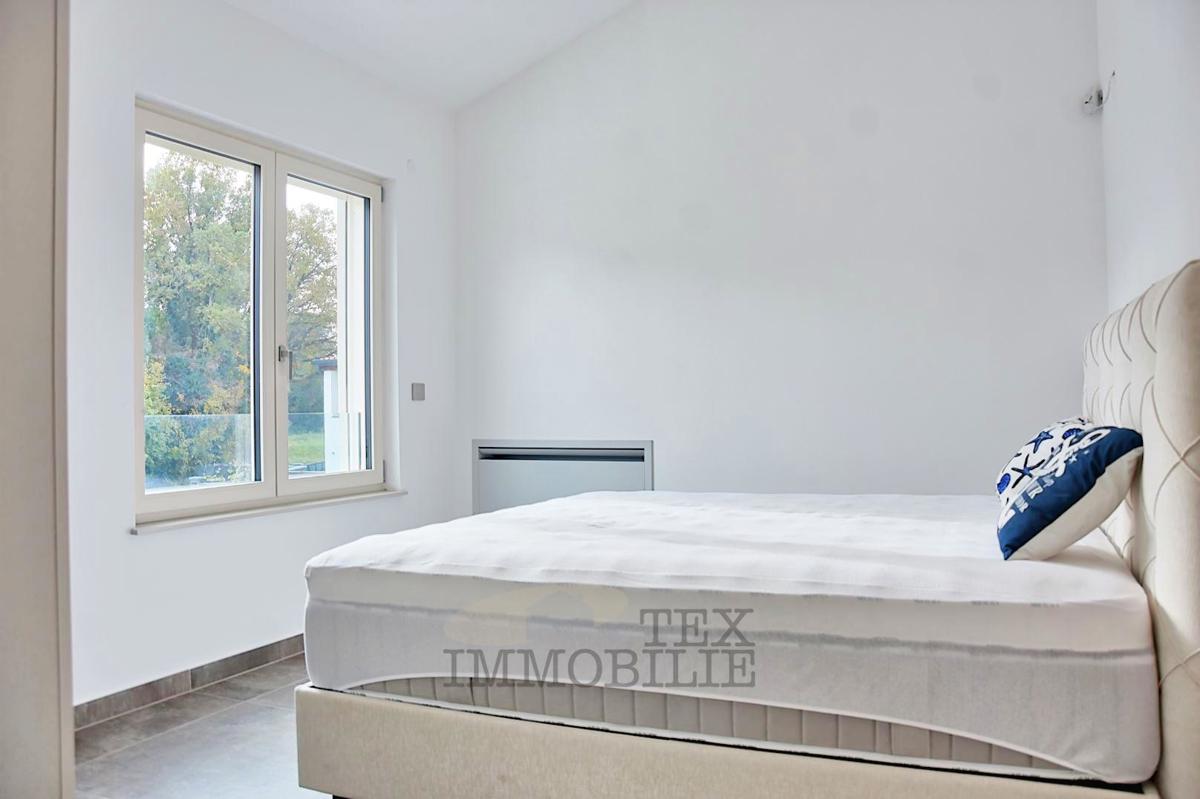 Casa moderna vicino al mare e nei dintorni di Parenzo 