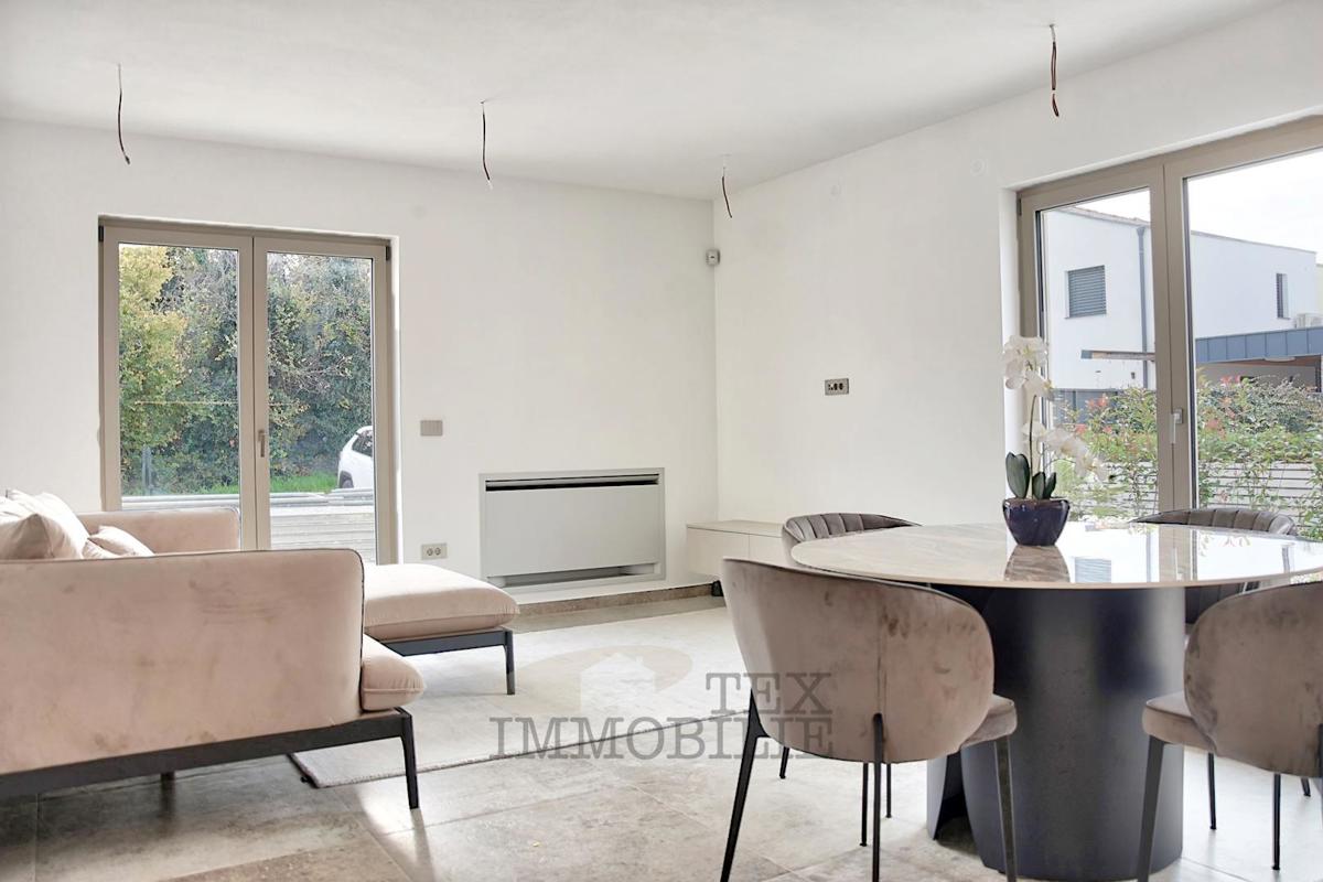 Casa moderna vicino al mare e nei dintorni di Parenzo 