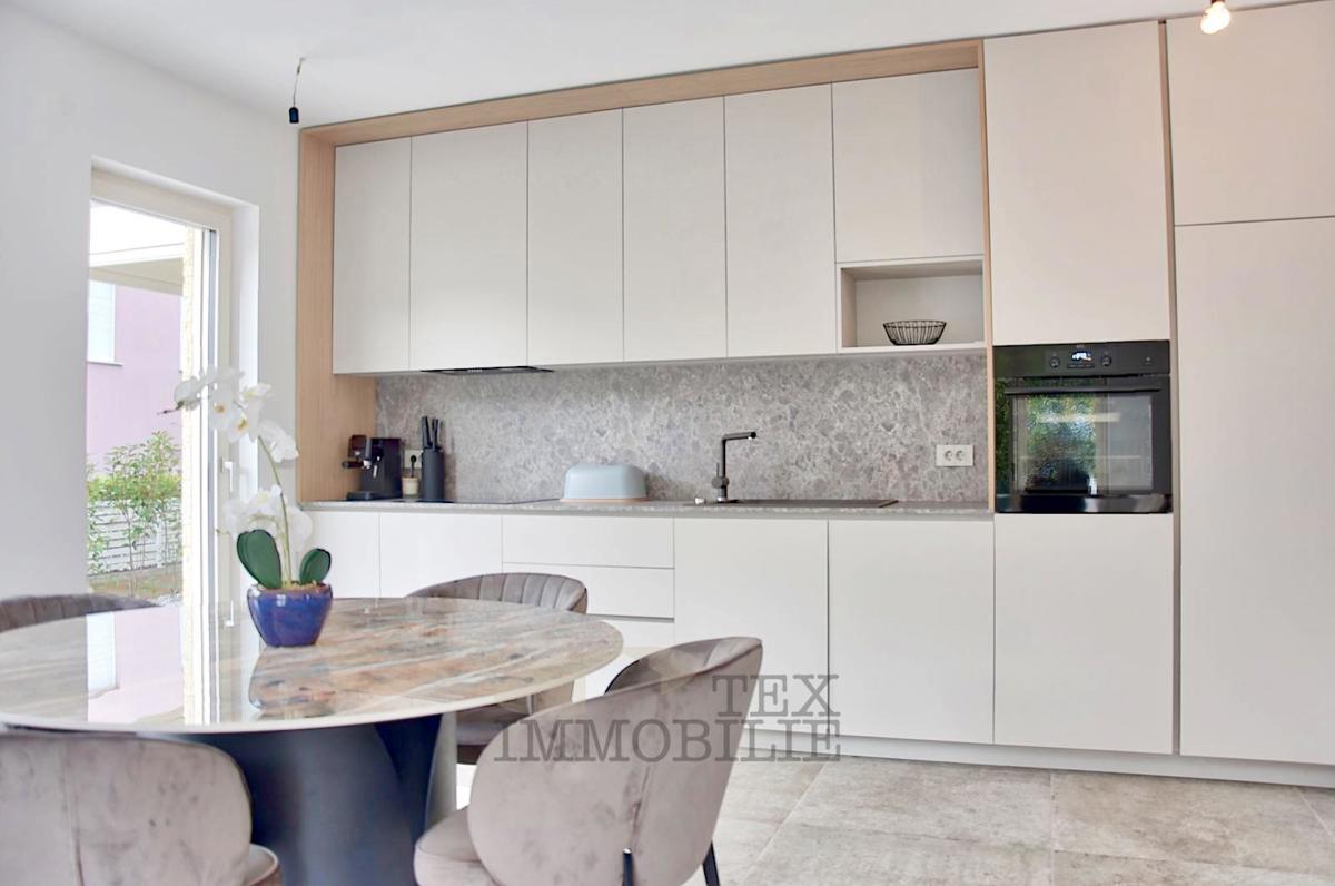 Casa moderna vicino al mare e nei dintorni di Parenzo 