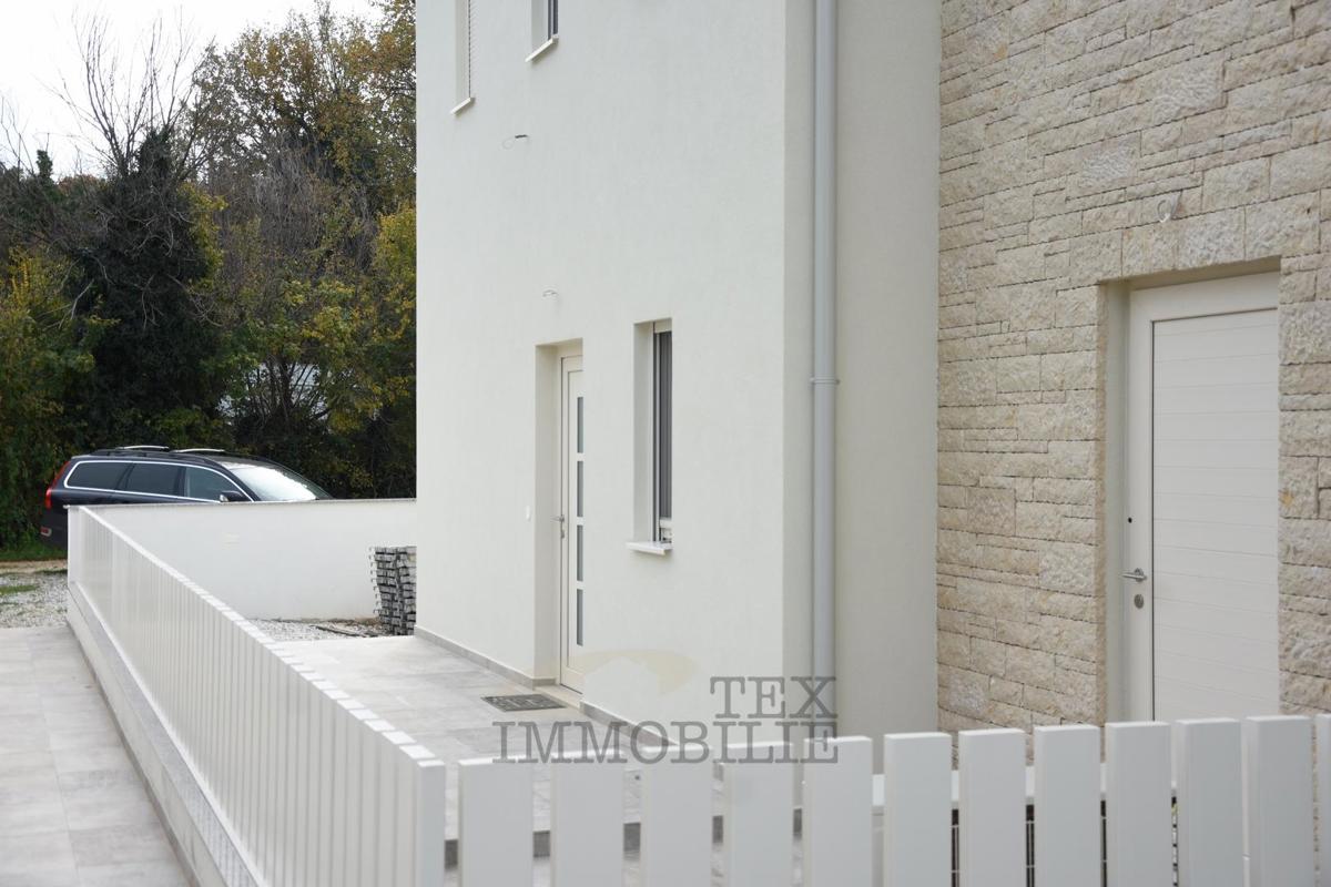 Casa moderna vicino al mare e nei dintorni di Parenzo 