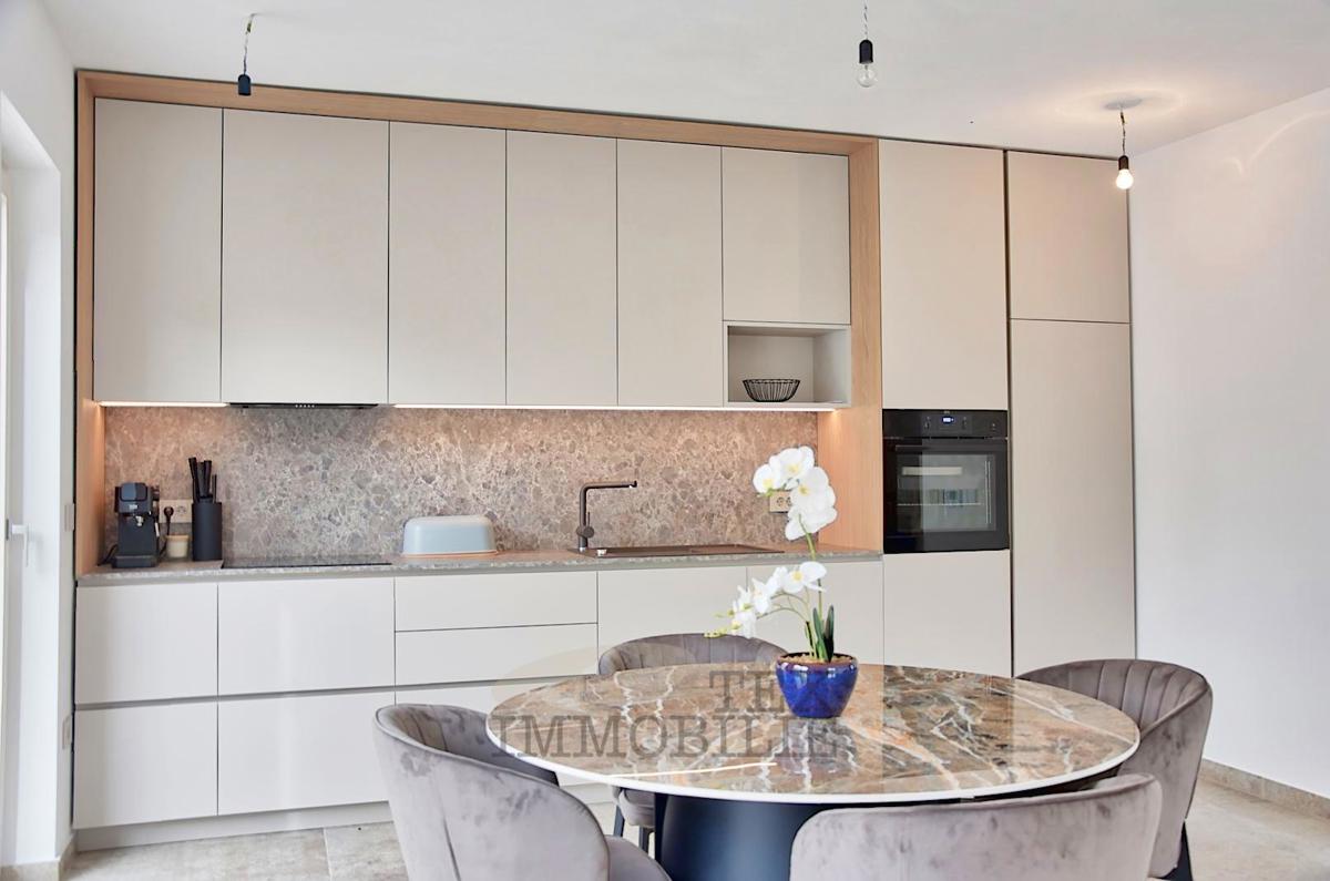 Casa moderna vicino al mare e nei dintorni di Parenzo 