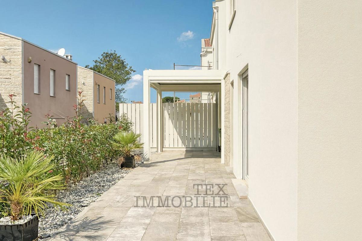 Casa moderna vicino al mare e nei dintorni di Parenzo 