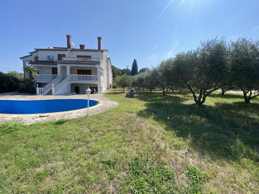 Casa Indipendente con Piscina e Vista Mare – Terreno 2.582 m²