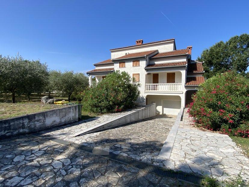 Casa Indipendente con Piscina e Vista Mare – Terreno 2.582 m²