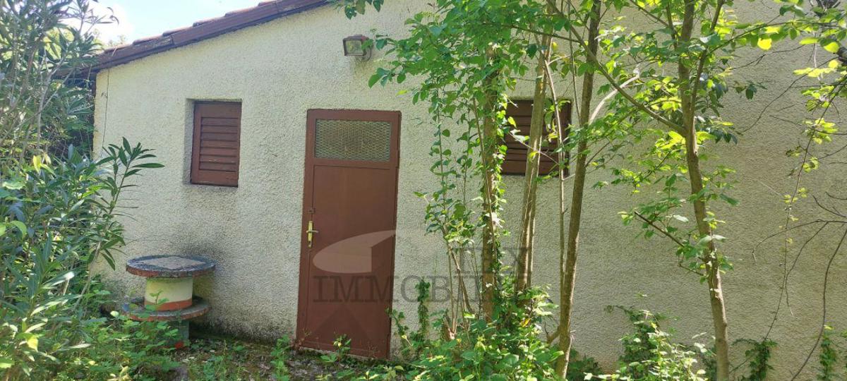 Casetta con ampio terreno edificabile – ottima opportunità di investimento in Istria!