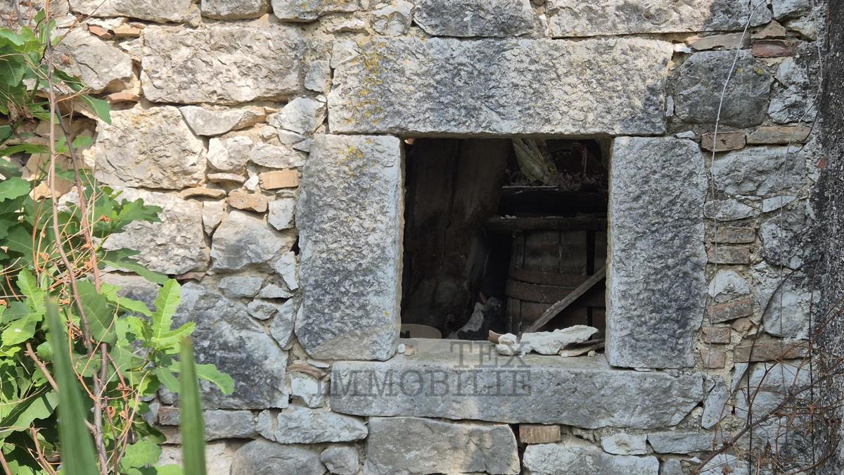 Casa in pietra istriana da ristrutturare – a 4,5 km dal mare e dal centro di Parenzo