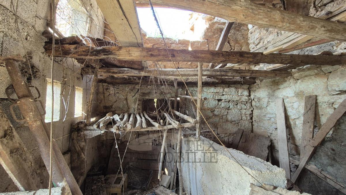 Casa in pietra istriana da ristrutturare – a 4,5 km dal mare e dal centro di Parenzo