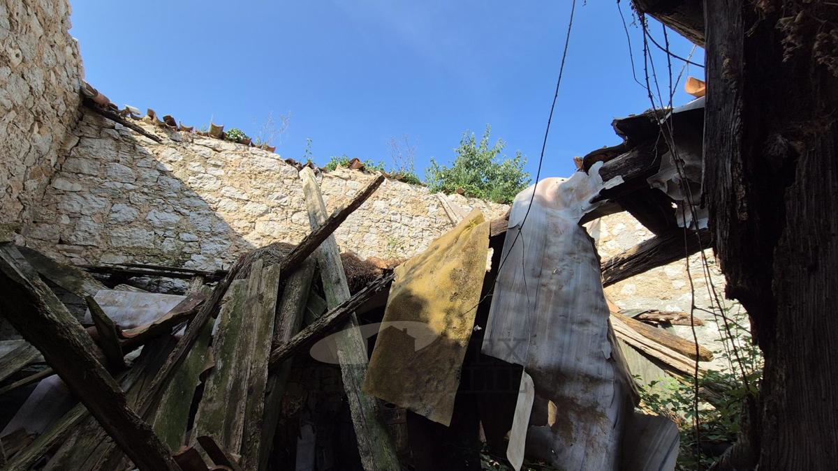 Casa in pietra istriana da ristrutturare – a 4,5 km dal mare e dal centro di Parenzo
