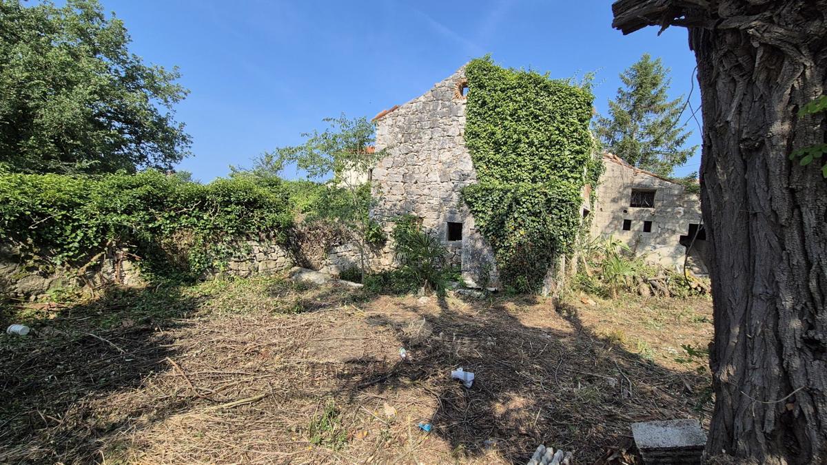 Casa in pietra istriana da ristrutturare – a 4,5 km dal mare e dal centro di Parenzo