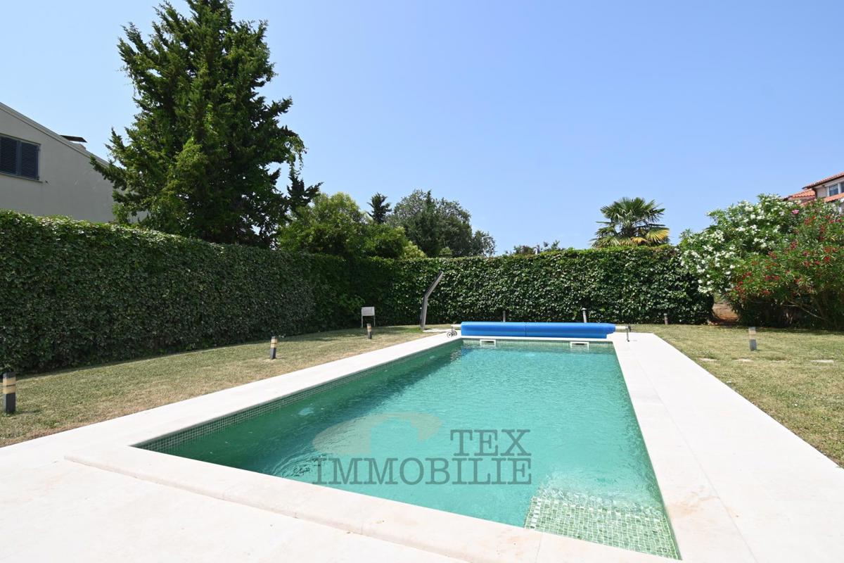 Appartamento con una Camera da Letto e Piscina in una Zona Tranquilla di Parenzo