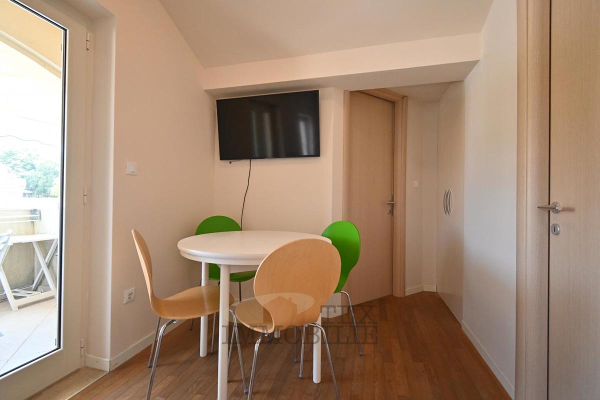 Appartamento con una Camera da Letto e Piscina in una Zona Tranquilla di Parenzo