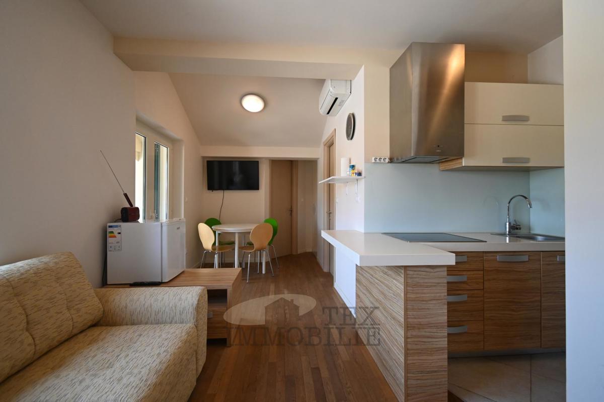 Appartamento con una Camera da Letto e Piscina in una Zona Tranquilla di Parenzo