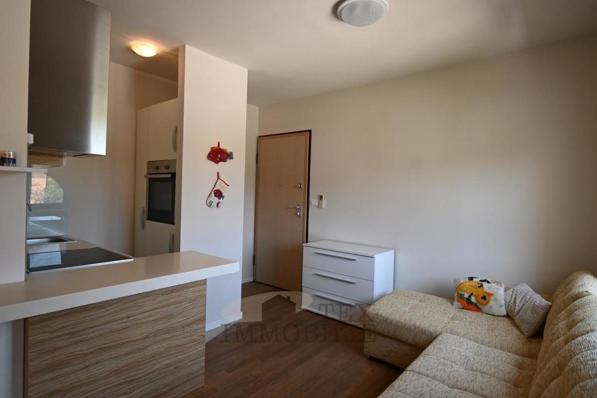 Appartamento con una Camera da Letto e Piscina in una Zona Tranquilla di Parenzo