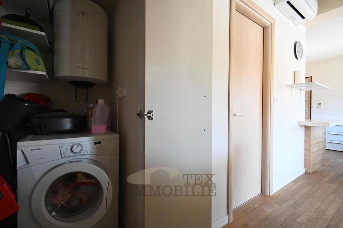 Appartamento con una Camera da Letto e Piscina in una Zona Tranquilla di Parenzo