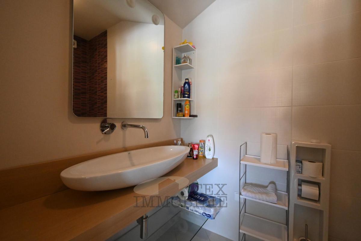 Appartamento con una Camera da Letto e Piscina in una Zona Tranquilla di Parenzo