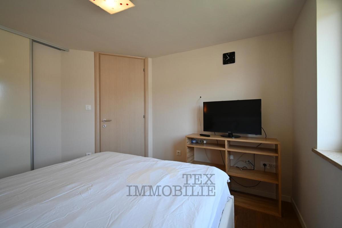 Appartamento con una Camera da Letto e Piscina in una Zona Tranquilla di Parenzo