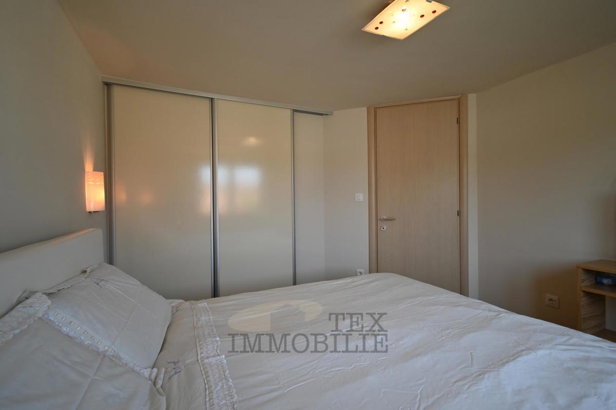 Appartamento con una Camera da Letto e Piscina in una Zona Tranquilla di Parenzo