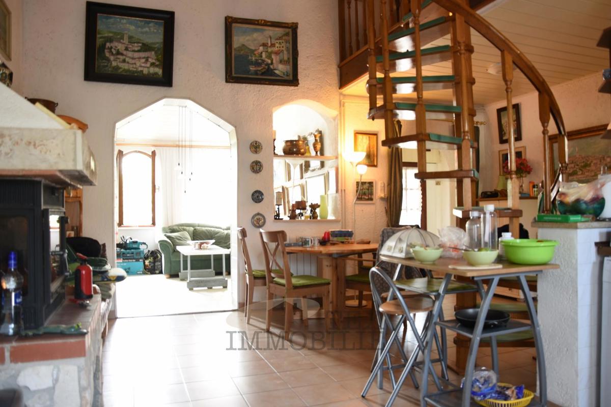 Casa familiare con galleria e camino, posizione tranquilla