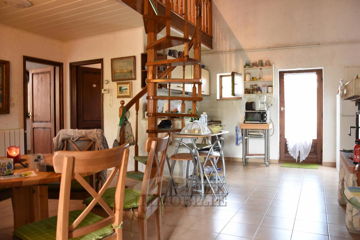 Casa familiare con galleria e camino, posizione tranquilla