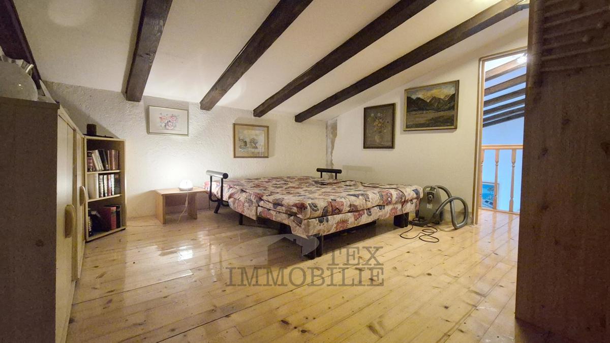 Casa familiare con galleria e camino, posizione tranquilla