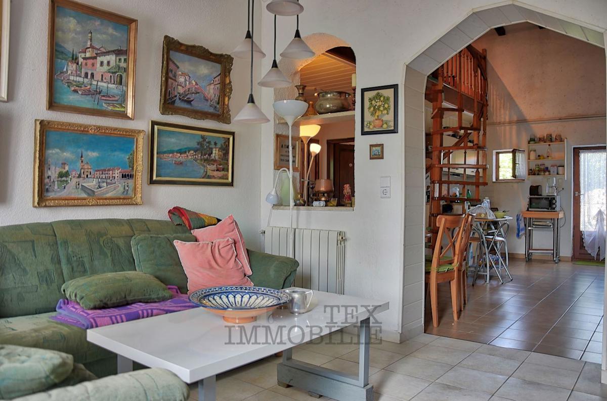 Casa familiare con galleria e camino, posizione tranquilla