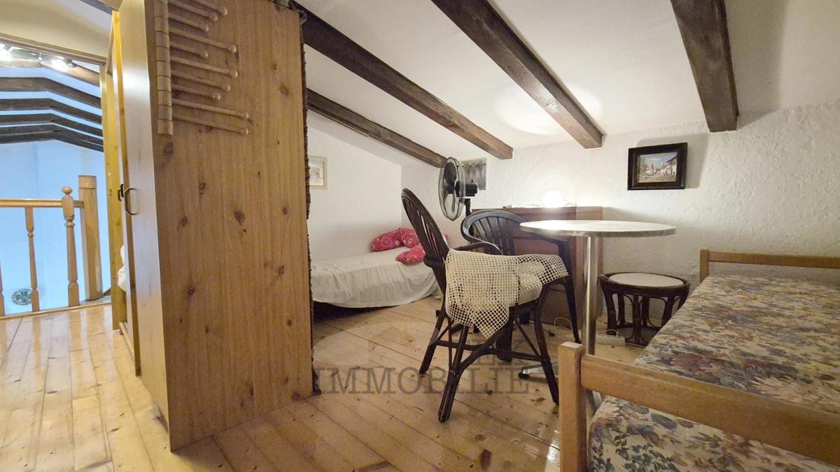 Casa familiare con galleria e camino, posizione tranquilla