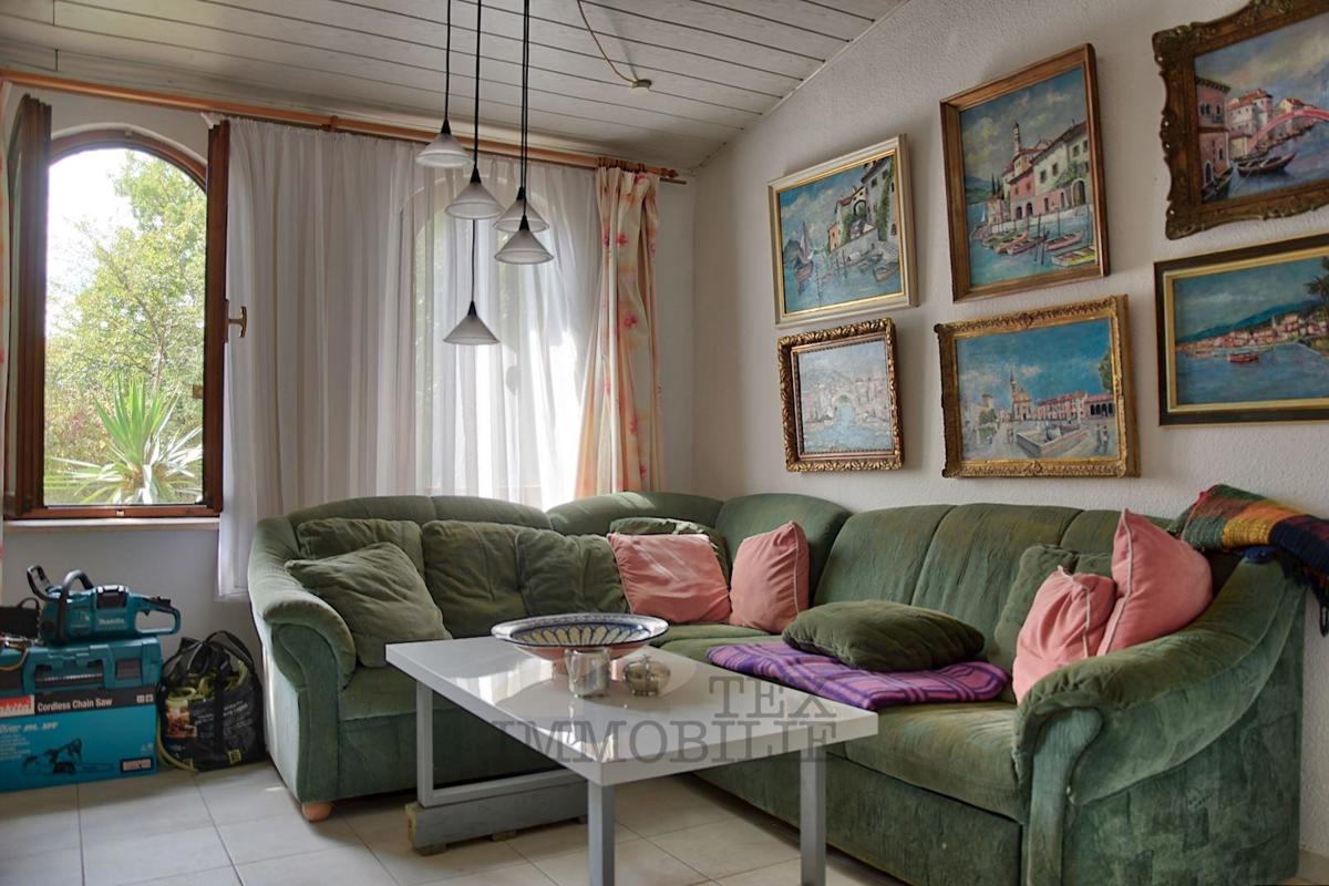 Casa familiare con galleria e camino, posizione tranquilla