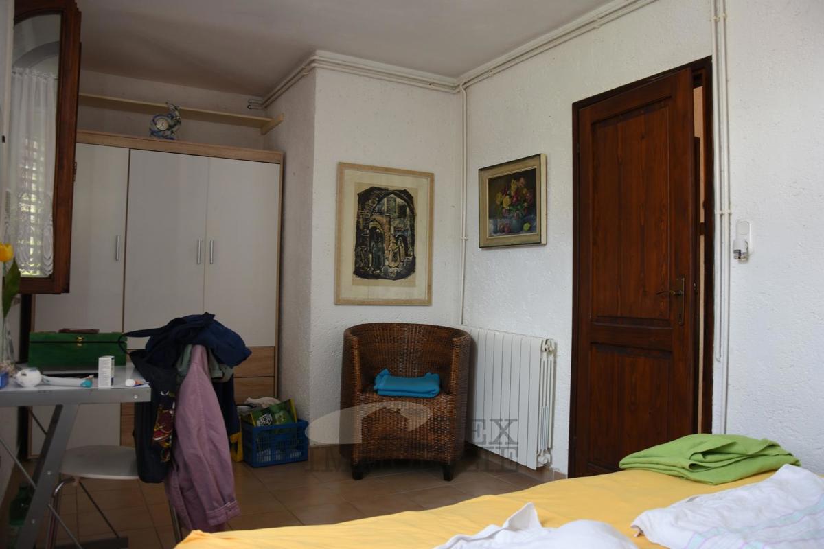 Casa familiare con galleria e camino, posizione tranquilla