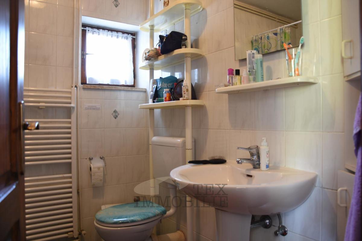 Casa familiare con galleria e camino, posizione tranquilla