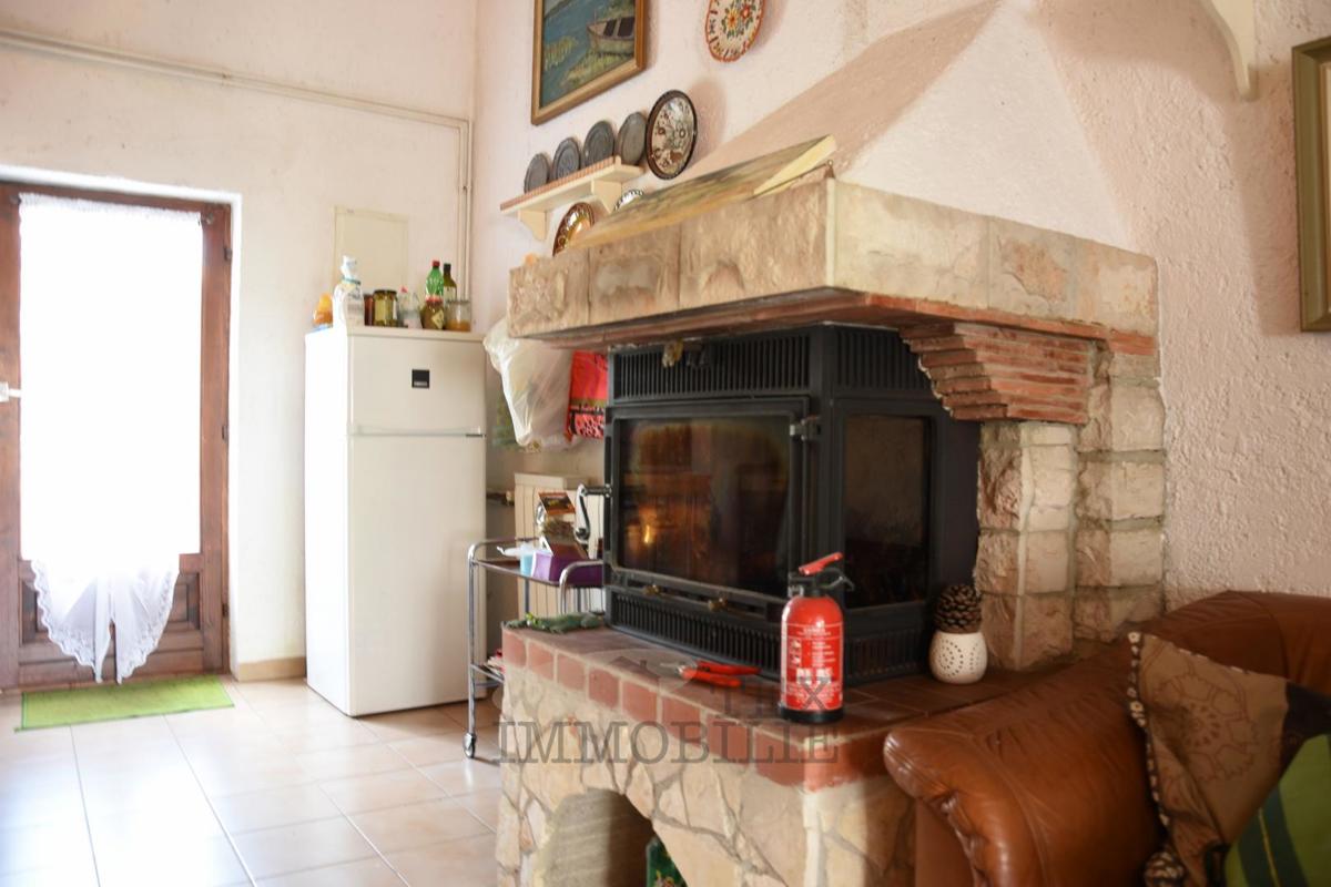 Casa familiare con galleria e camino, posizione tranquilla