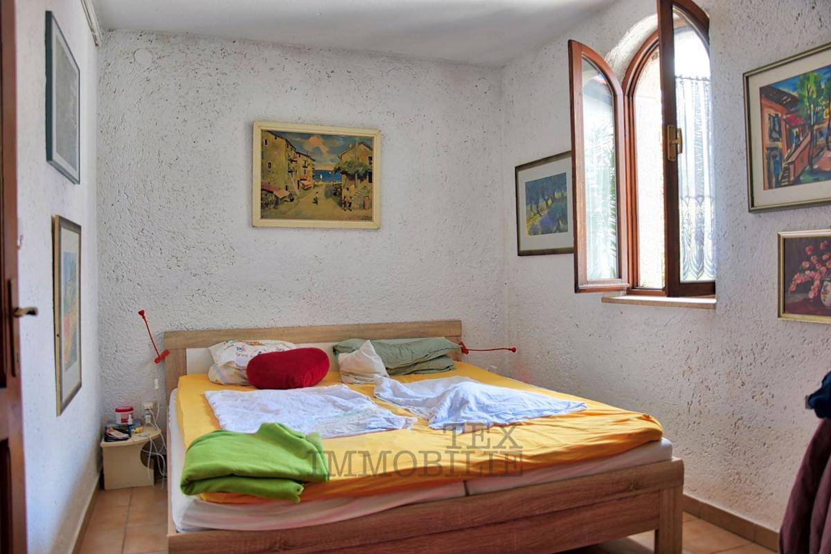 Casa familiare con galleria e camino, posizione tranquilla