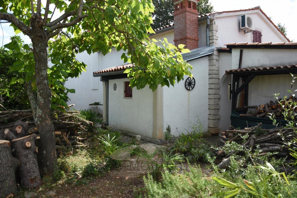 Casa familiare con galleria e camino, posizione tranquilla
