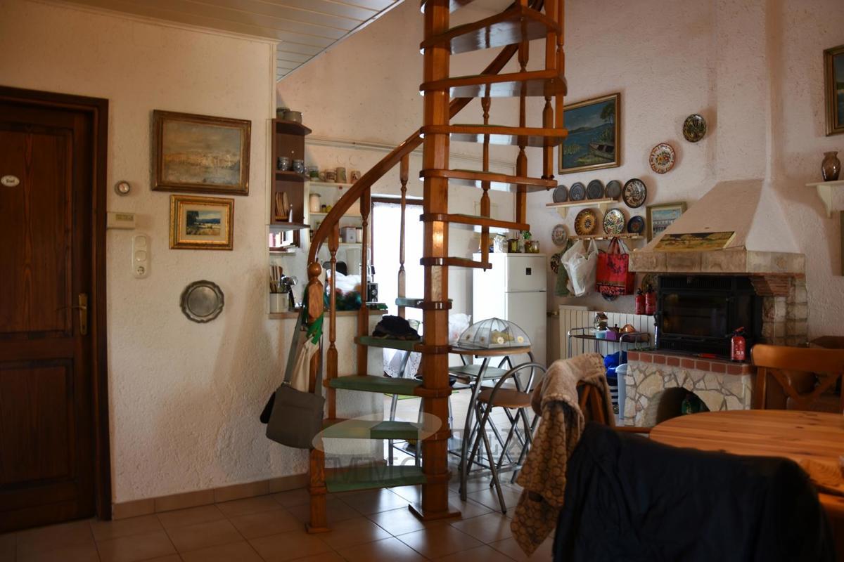 Casa familiare con galleria e camino, posizione tranquilla