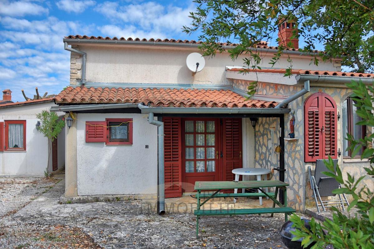 Casa familiare con galleria e camino, posizione tranquilla
