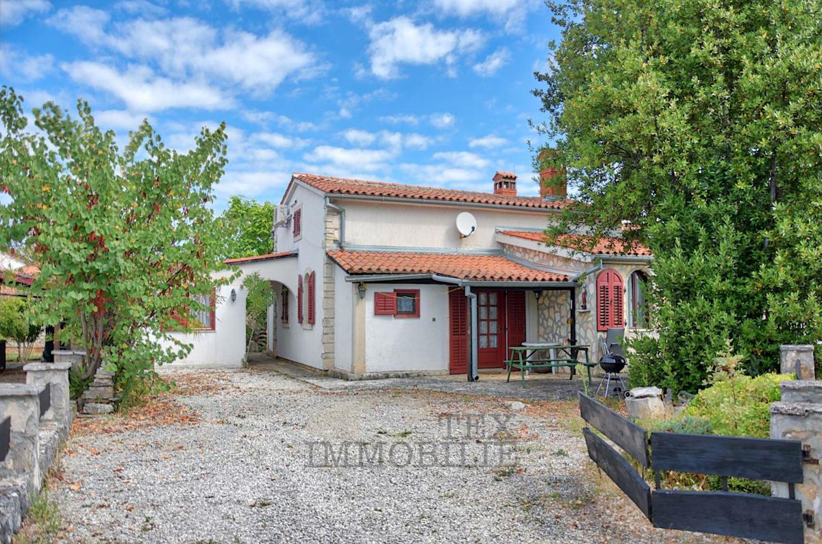 Casa familiare con galleria e camino, posizione tranquilla