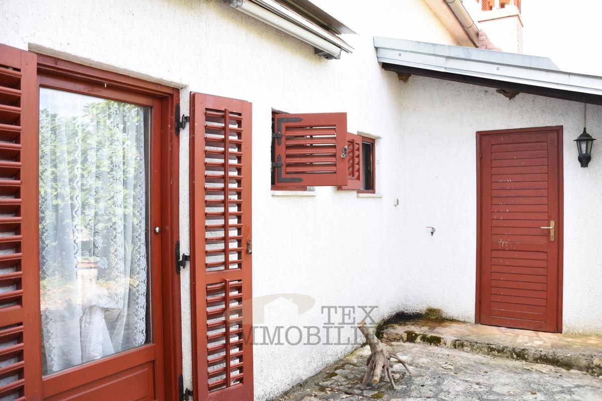 Casa familiare con galleria e camino, posizione tranquilla