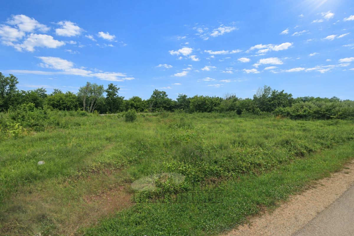 Terreno edificabile nei dintorni di Poreč – 780 m², vicino alle infrastrutture