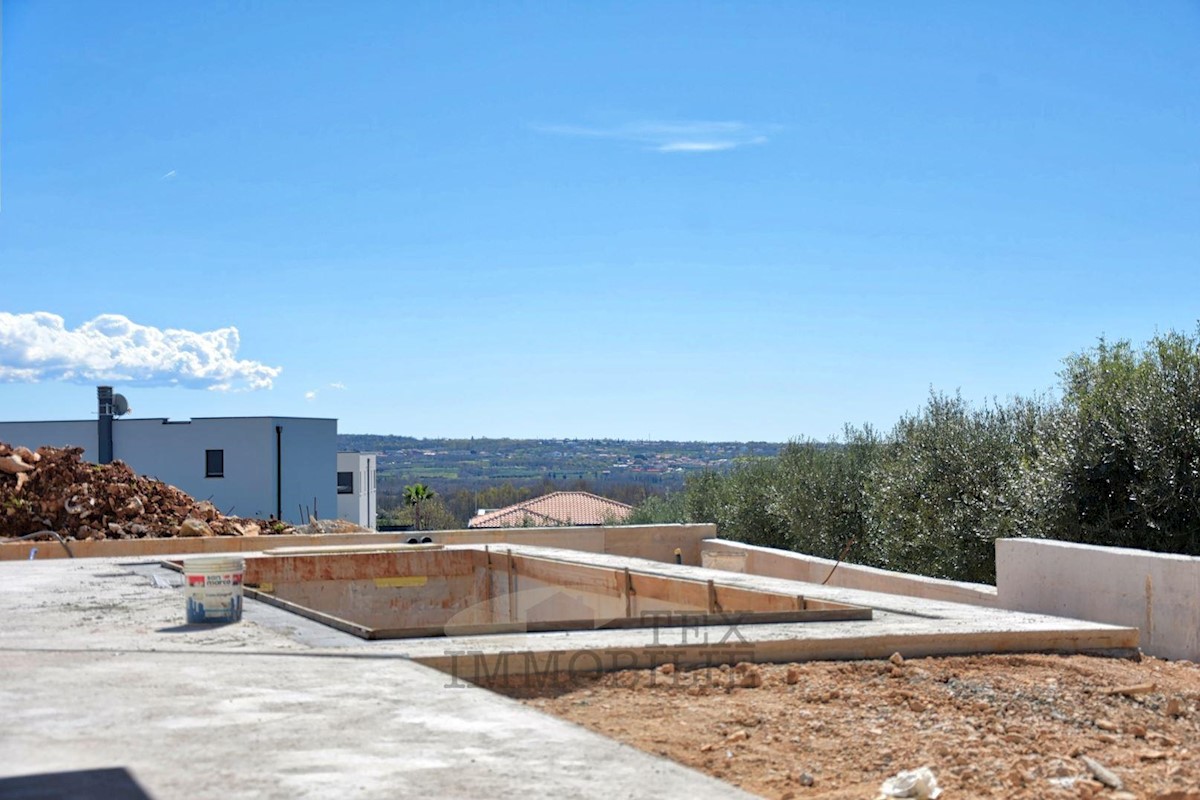 Zona Parenzo, nuova costruzione, appartamento su due piani con piscina