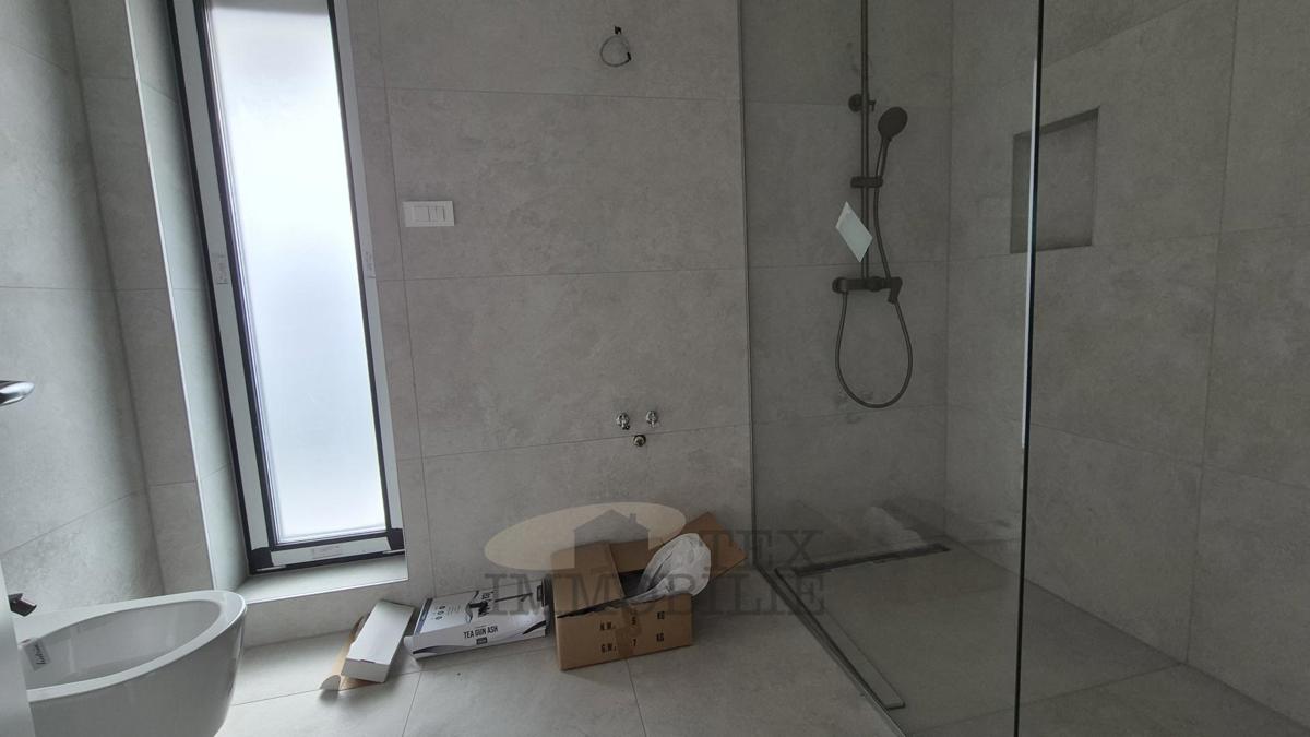 Bella villa moderna con piscina a Parenzo 